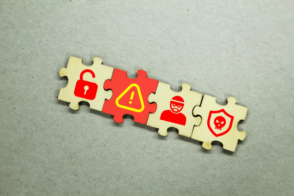 Certificado SSL; cuatro fichas de rompecabezas con diferente figuras, un candado abierto, símbolo de advertencia, de un virus y un ladrón.