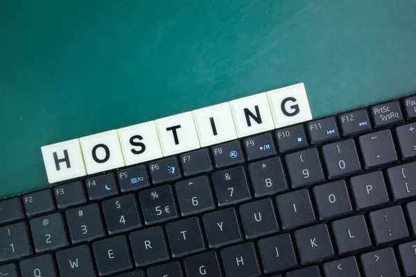 Visualización digital de cómo se conectan un dominio puede estar en dos hosting para brindar un servicio.