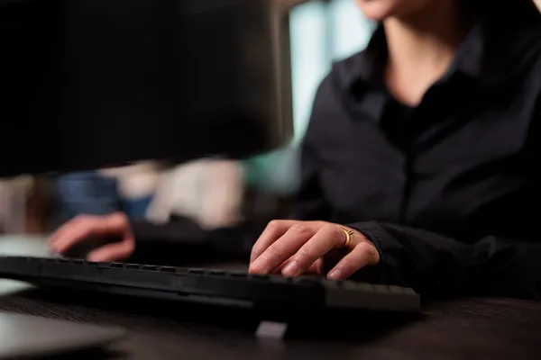 Una persona tecleando a punto de comprar dominio web con iHosting
