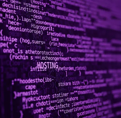 Pantalla con código de programación y la palabra 'hosting', un aspecto técnico de cómo crear una página web.