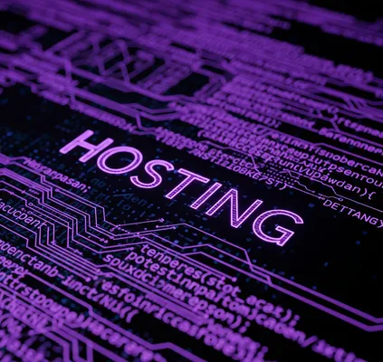 Primer plano de la palabra 'HOSTING' en neón morado sobre una placa de circuito impreso, ilustrando qué es hosting.